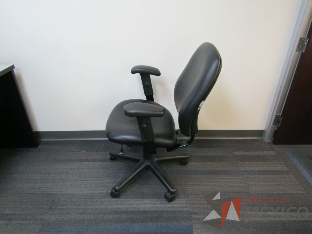 Lote 010 - Silla operativa con ruedas, asiento y respaldo tipo piel color negro - Imagen 3