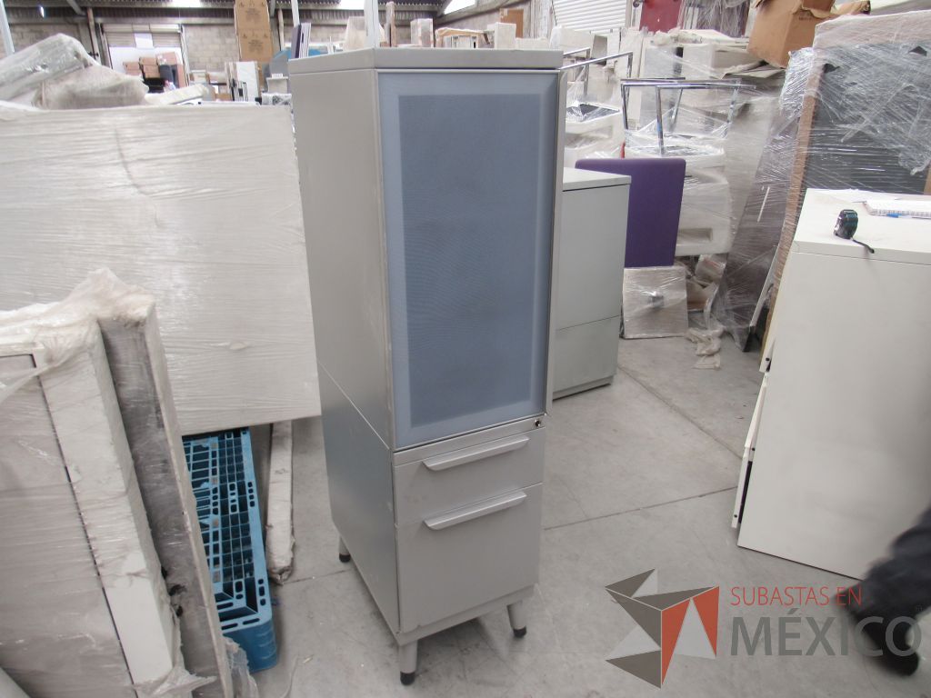 Lote 006 - Gabinete con 1 puerta y 2 cajones color gris. - Imagen 2