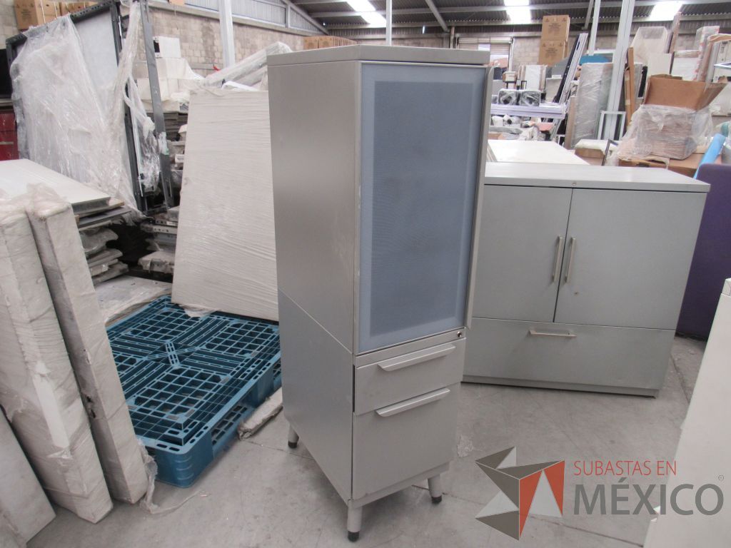 Lote 006 - Gabinete con 1 puerta y 2 cajones color gris. - Imagen 4