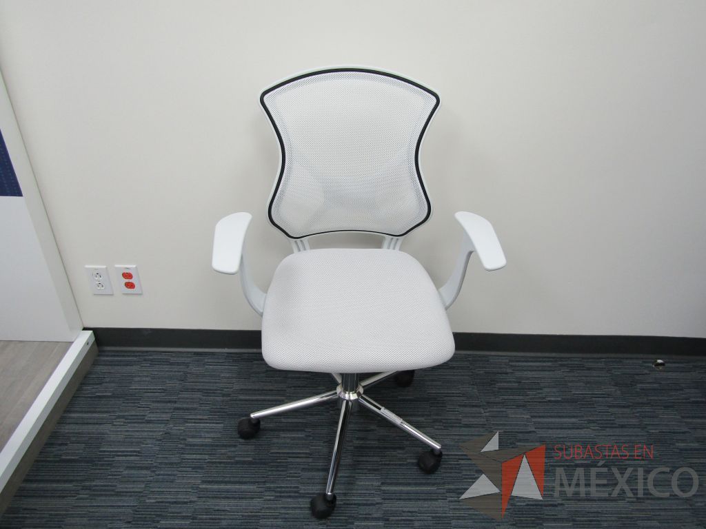 Lote 015 - Silla operativa con ruedas asiento en tela y respaldo en malla color blanco - Imagen 6