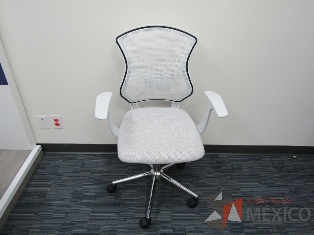 Lote 015 - Silla operativa con ruedas asiento en tela y respaldo en malla color blanco