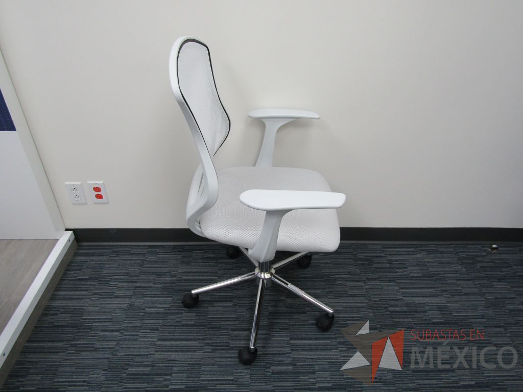 Lote 015 - Silla operativa con ruedas asiento en tela y respaldo en malla color blanco - Imagen 5