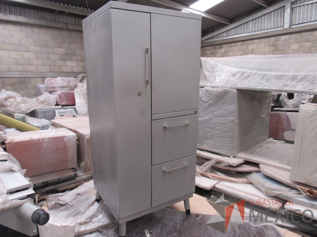 Lote 002 - 2 Gabinetes metálicos altos con 2 cajones y 1 puerta.