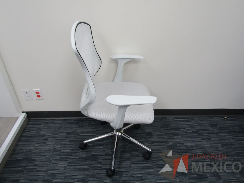 Lote 015 - Silla operativa con ruedas asiento en tela y respaldo en malla color blanco - Imagen 4