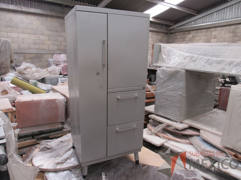 Lote 002 - 2 Gabinetes metálicos altos con 2 cajones y 1 puerta. - Imagen 4