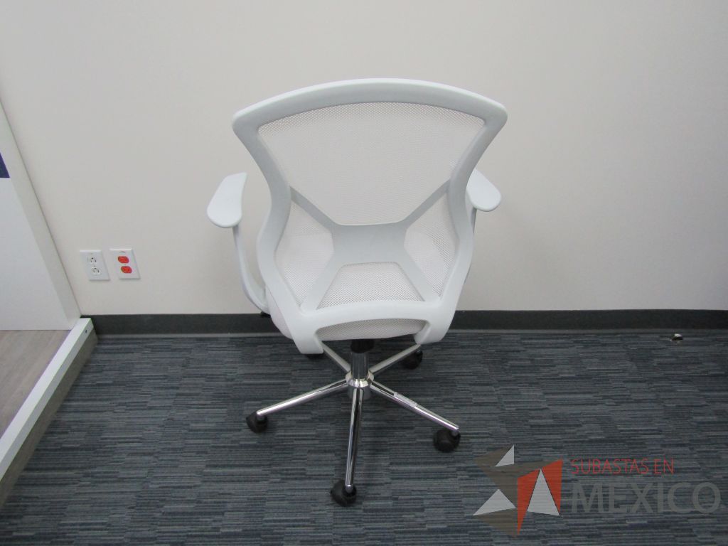 Lote 015 - Silla operativa con ruedas asiento en tela y respaldo en malla color blanco - Imagen 3