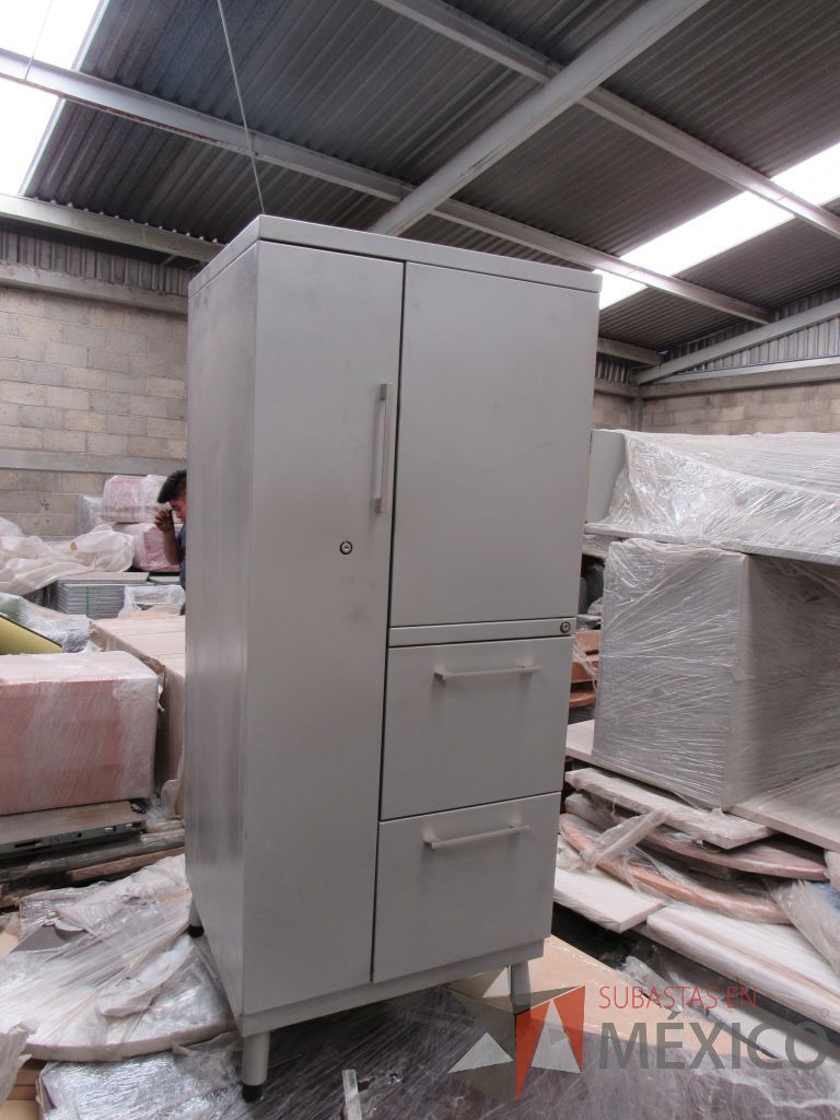 Lote 002 - 2 Gabinetes metálicos altos con 2 cajones y 1 puerta. - Imagen 5