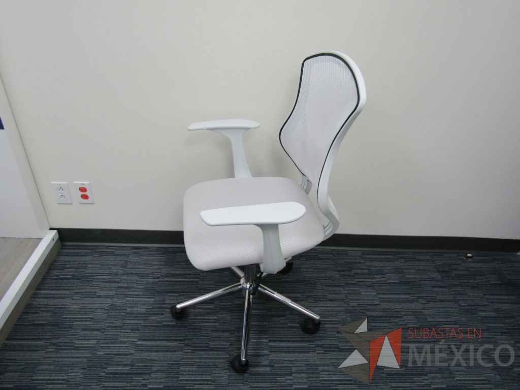 Lote 015 - Silla operativa con ruedas asiento en tela y respaldo en malla color blanco - Imagen 2