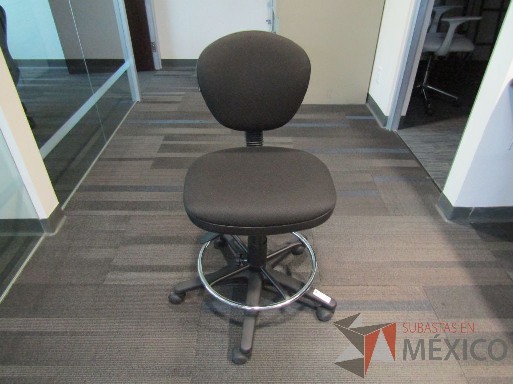 Lote 013 - Silla alta tipo cajero, con descansa pies, asiento y respaldo en tela color negro