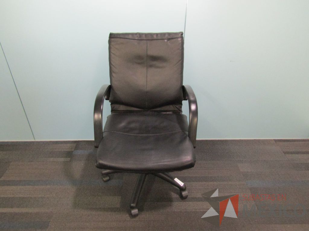 Lote 088 - Silla ejecutiva con ruedas, asiento y respaldo cuadrado tipo piel color negro