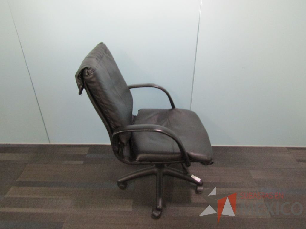 Lote 088 - Silla ejecutiva con ruedas, asiento y respaldo cuadrado tipo piel color negro - Imagen 4