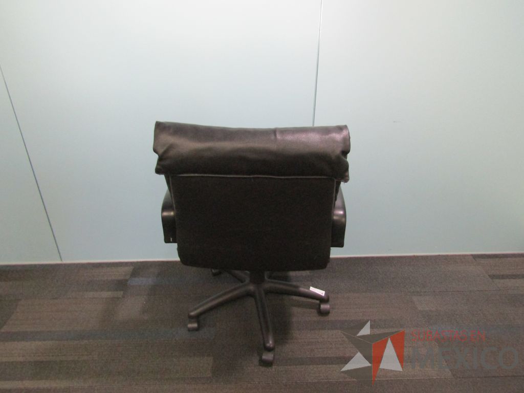 Lote 088 - Silla ejecutiva con ruedas, asiento y respaldo cuadrado tipo piel color negro - Imagen 3