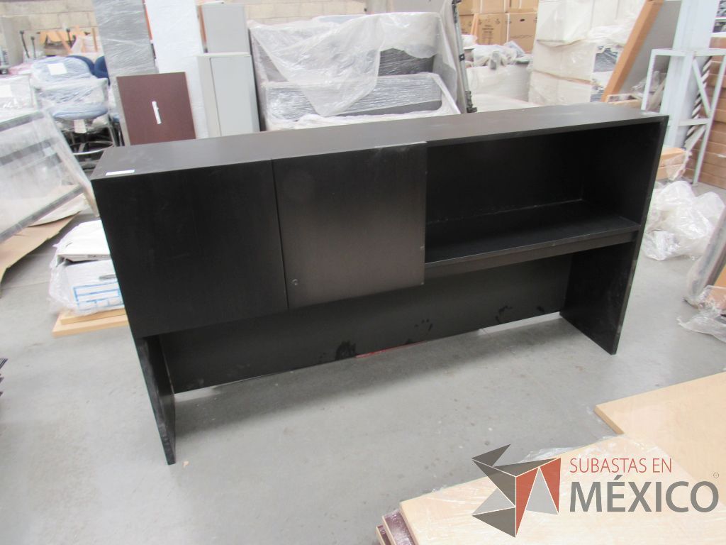 Lote 057 - Gabinete superior con 2 puertas y 1 entrepaño color negro.