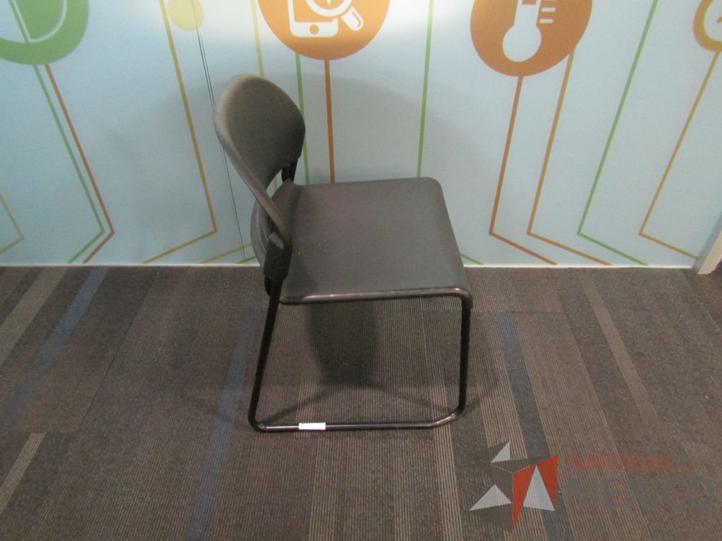 Lote 005 - 4 Sillas para visitas, asiento y respaldo liso color negro - Imagen 5