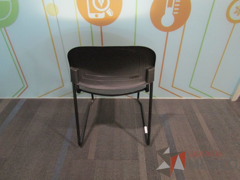 Lote 005 - 4 Sillas para visitas, asiento y respaldo liso color negro - Imagen 4
