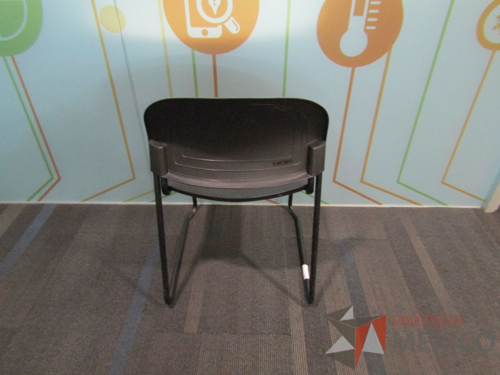 Lote 005 - 4 Sillas para visitas, asiento y respaldo liso color negro - Imagen 3