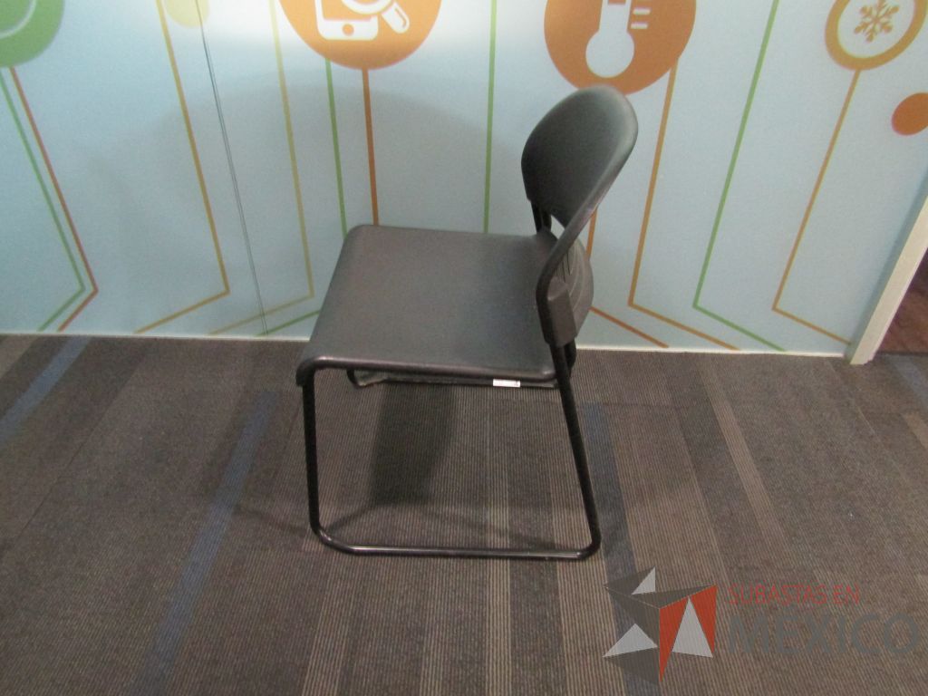 Lote 005 - 4 Sillas para visitas, asiento y respaldo liso color negro - Imagen 2