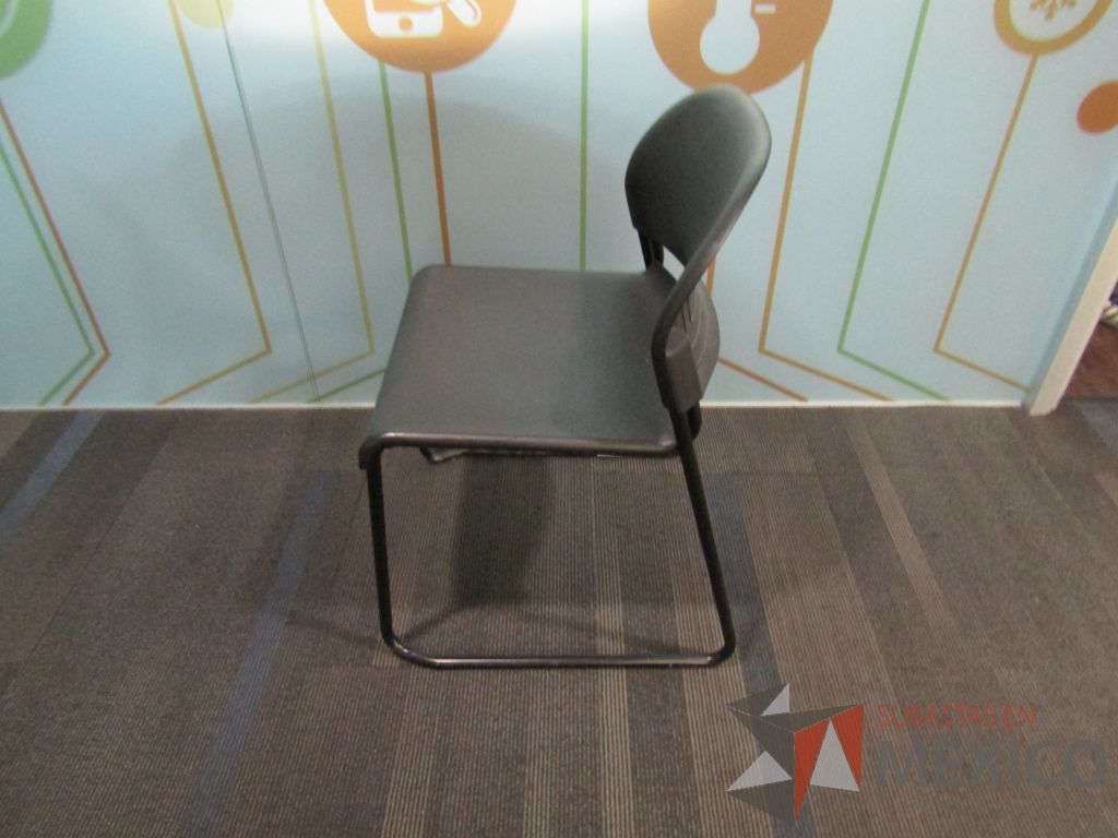 Lote 026 - Silla de visita con 4 patas metálicas, asiento y respaldo liso color negro - Imagen 2