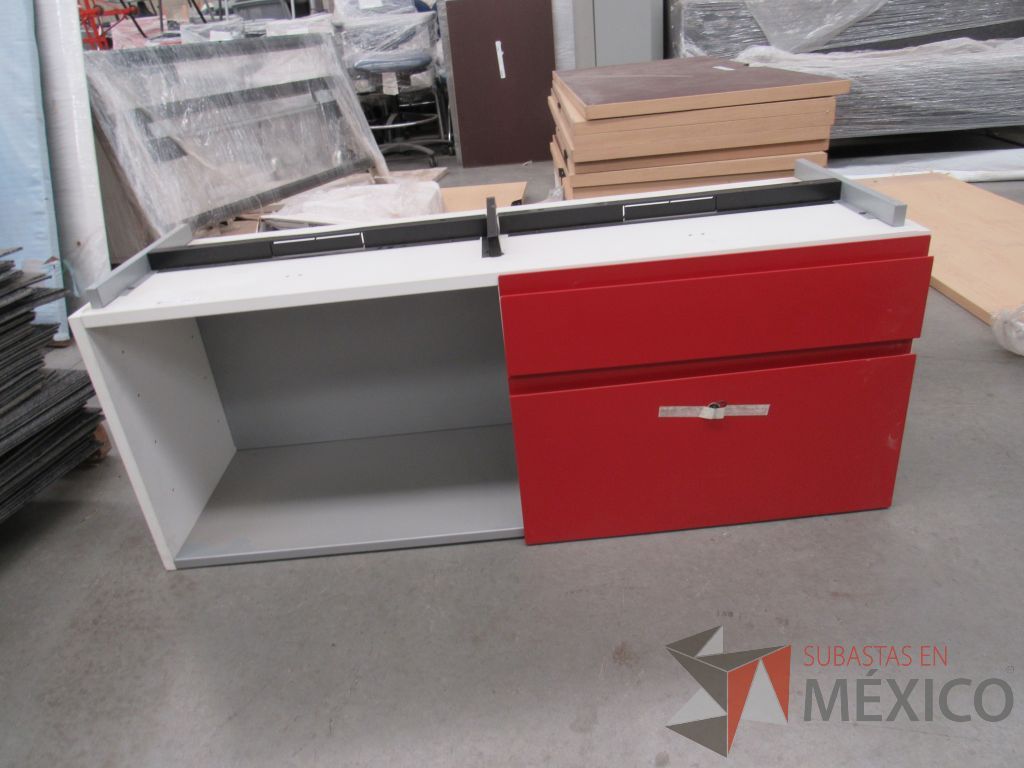 Lote 022 - Credenza con 2 cajones rojos.