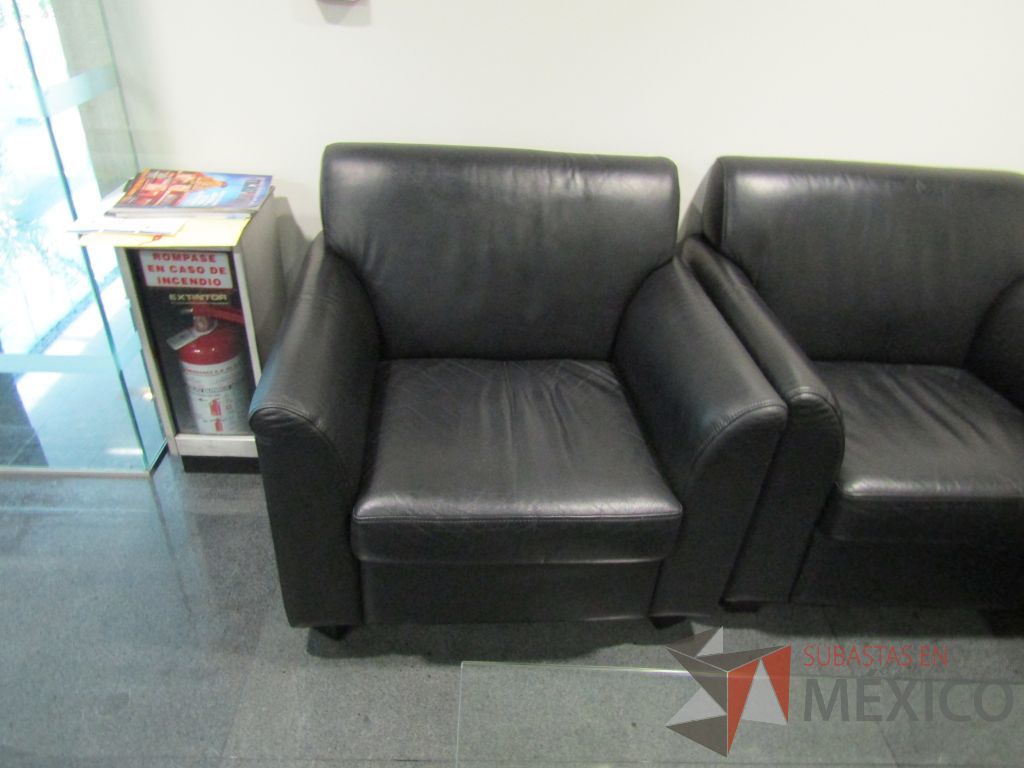 Lote 171 - Sillón de 1 plaza con asiento y respaldo tipo piel color negro - Imagen 4