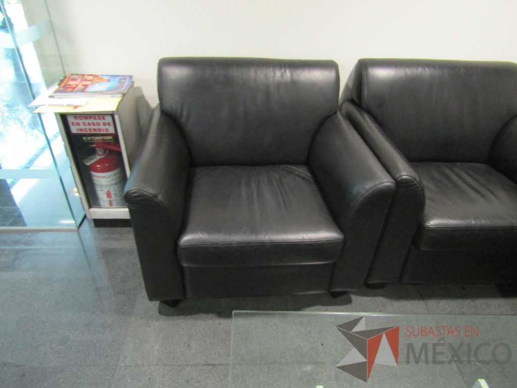 Lote 171 - Sillón de 1 plaza con asiento y respaldo tipo piel color negro - Imagen 7