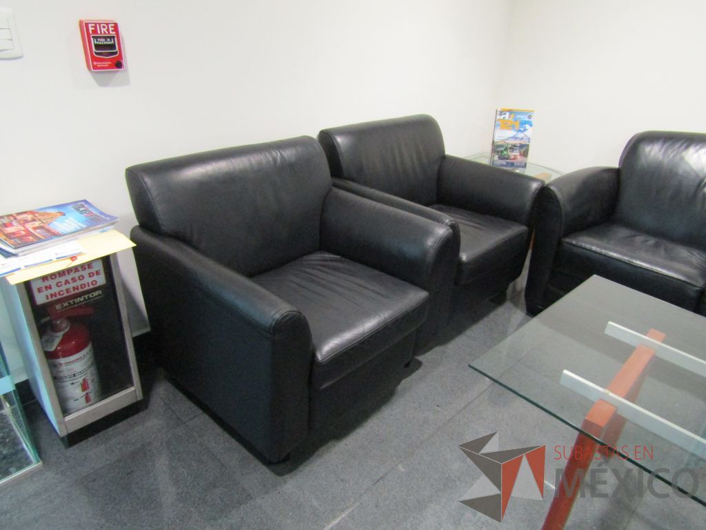 Lote 171 - Sillón de 1 plaza con asiento y respaldo tipo piel color negro - Imagen 6