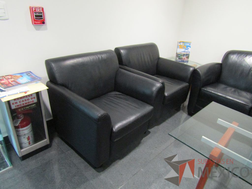 Lote 171 - Sillón de 1 plaza con asiento y respaldo tipo piel color negro - Imagen 5