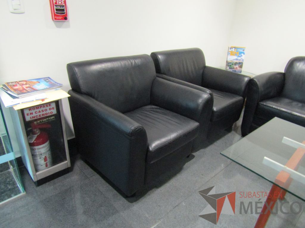 Lote 171 - Sillón de 1 plaza con asiento y respaldo tipo piel color negro