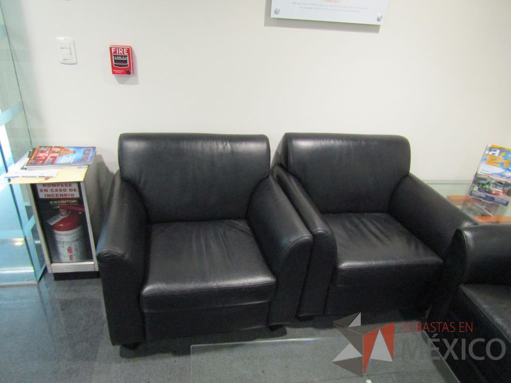 Lote 171 - Sillón de 1 plaza con asiento y respaldo tipo piel color negro - Imagen 3