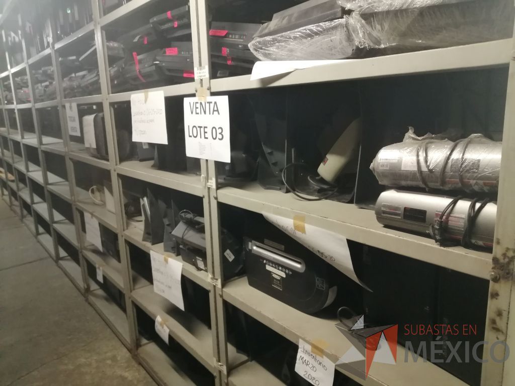 Lote 003 - Lote de 278 bienes diversos (Sillones, botiquines, trituradoras de papel, lámparas de "luz negra", loncheras metálicas...) - Imagen 19