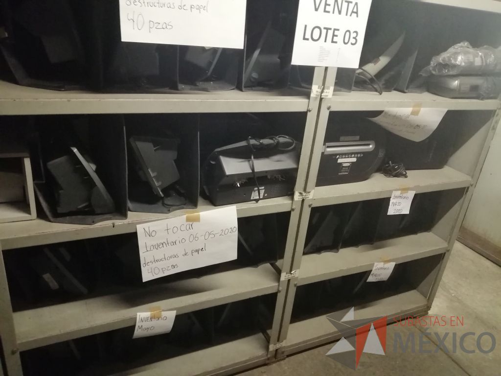 Lote 003 - Lote de 278 bienes diversos (Sillones, botiquines, trituradoras de papel, lámparas de "luz negra", loncheras metálicas...) - Imagen 16