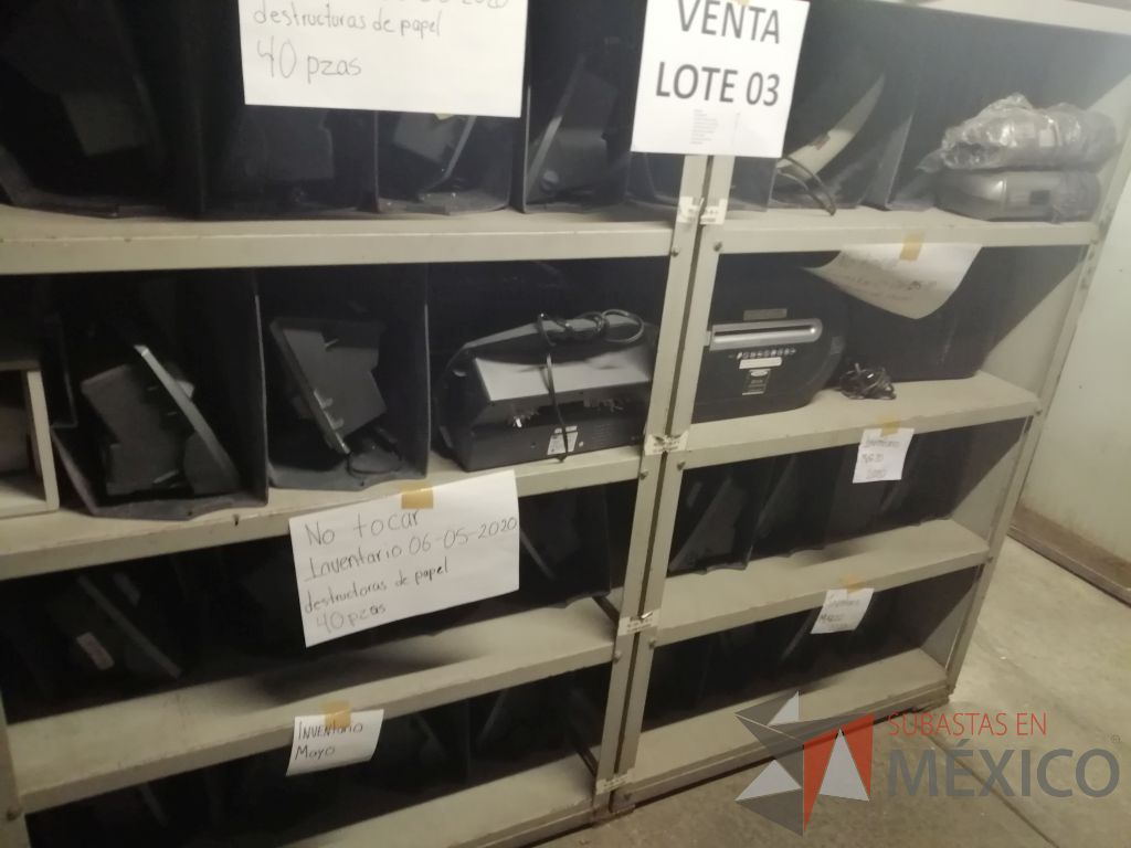 Lote 003 - Lote de 278 bienes diversos (Sillones, botiquines, trituradoras de papel, lámparas de "luz negra", loncheras metálicas...) - Imagen 15