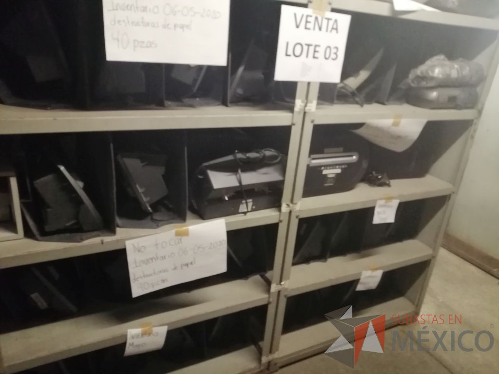 Lote 003 - Lote de 278 bienes diversos (Sillones, botiquines, trituradoras de papel, lámparas de "luz negra", loncheras metálicas...) - Imagen 14