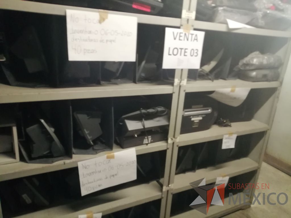 Lote 003 - Lote de 278 bienes diversos (Sillones, botiquines, trituradoras de papel, lámparas de "luz negra", loncheras metálicas...) - Imagen 13