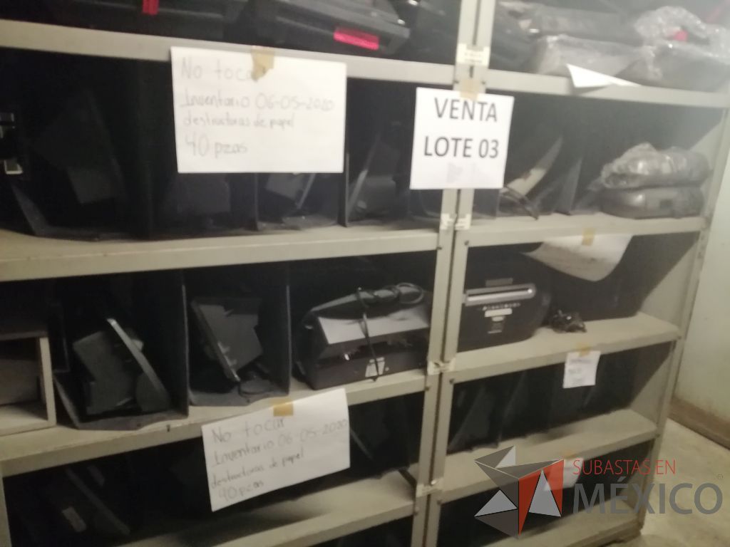 Lote 003 - Lote de 278 bienes diversos (Sillones, botiquines, trituradoras de papel, lámparas de "luz negra", loncheras metálicas...) - Imagen 12