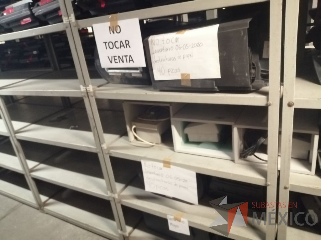 Lote 003 - Lote de 278 bienes diversos (Sillones, botiquines, trituradoras de papel, lámparas de "luz negra", loncheras metálicas...) - Imagen 11