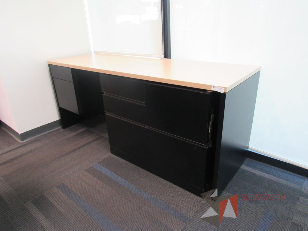 Lote 111 - Credenza con base tipo madera color negro, cubierta color beige y 6 cajones - Imagen 15