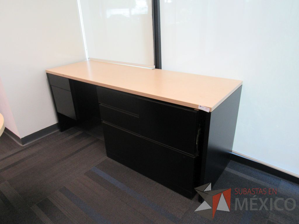 Lote 111 - Credenza con base tipo madera color negro, cubierta color beige y 6 cajones
