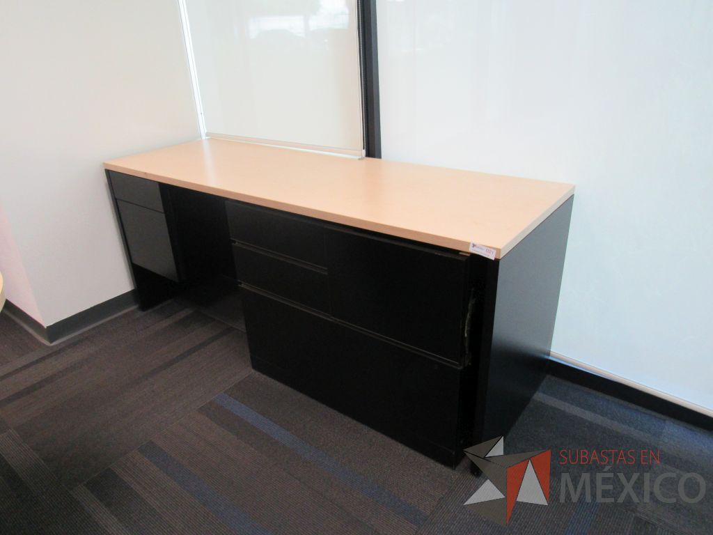 Lote 111 - Credenza con base tipo madera color negro, cubierta color beige y 6 cajones - Imagen 14