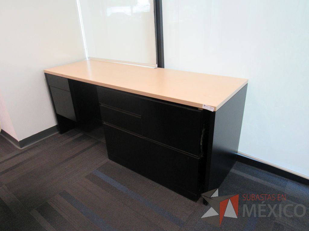 Lote 111 - Credenza con base tipo madera color negro, cubierta color beige y 6 cajones - Imagen 13