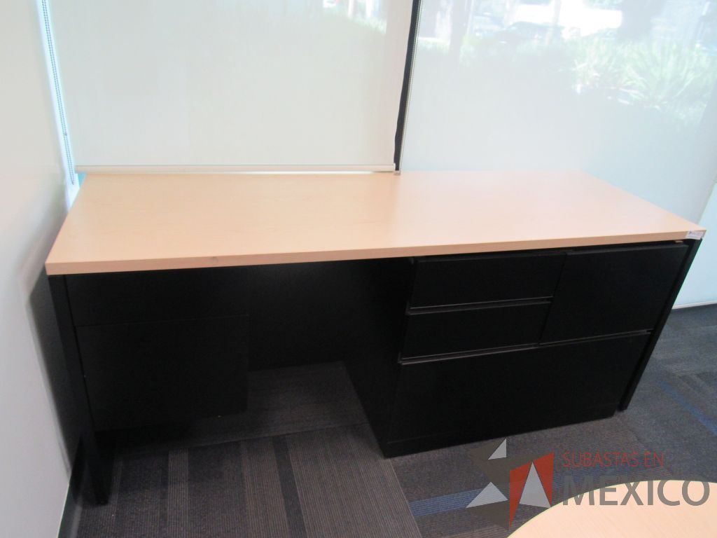 Lote 111 - Credenza con base tipo madera color negro, cubierta color beige y 6 cajones - Imagen 12