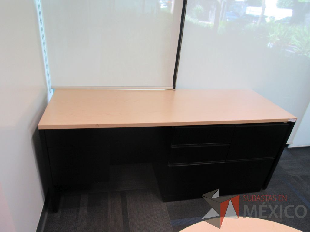 Lote 111 - Credenza con base tipo madera color negro, cubierta color beige y 6 cajones - Imagen 11