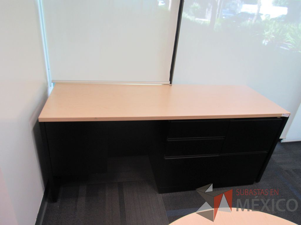 Lote 111 - Credenza con base tipo madera color negro, cubierta color beige y 6 cajones - Imagen 3