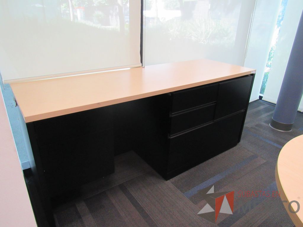 Lote 111 - Credenza con base tipo madera color negro, cubierta color beige y 6 cajones - Imagen 2