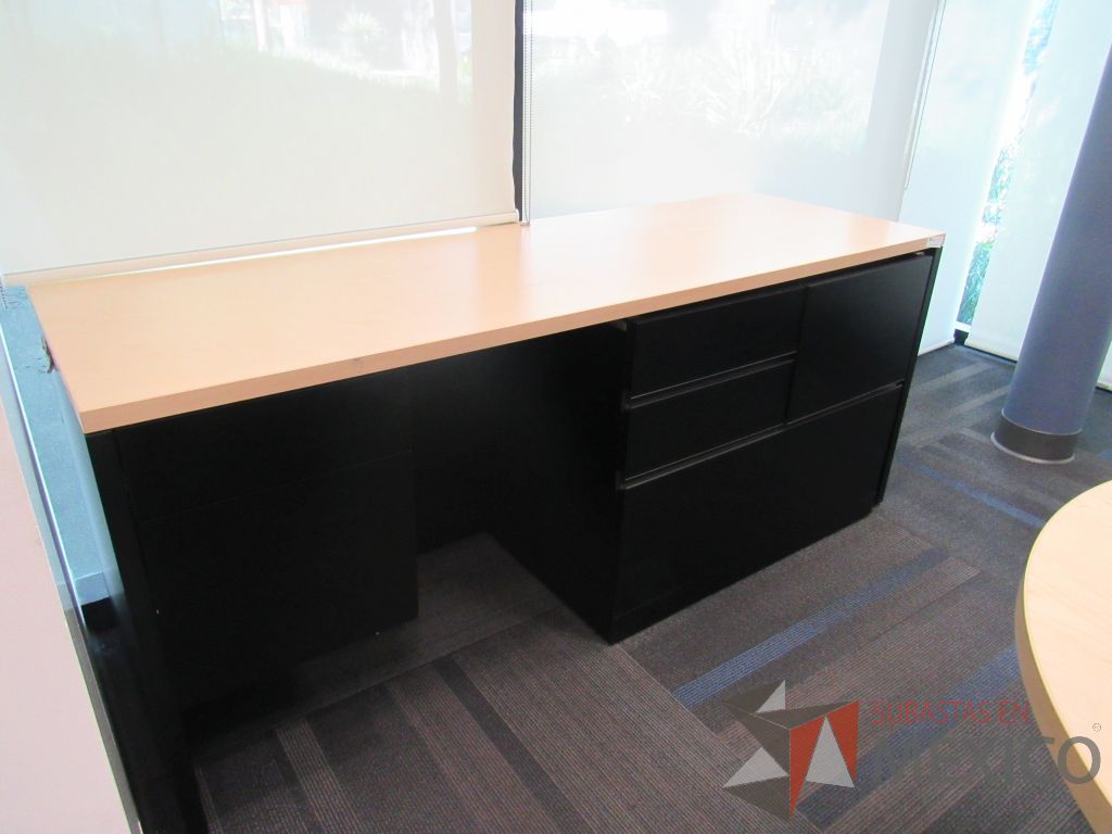 Lote 111 - Credenza con base tipo madera color negro, cubierta color beige y 6 cajones - Imagen 10