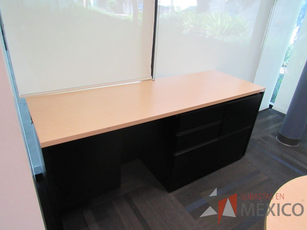 Lote 111 - Credenza con base tipo madera color negro, cubierta color beige y 6 cajones - Imagen 9