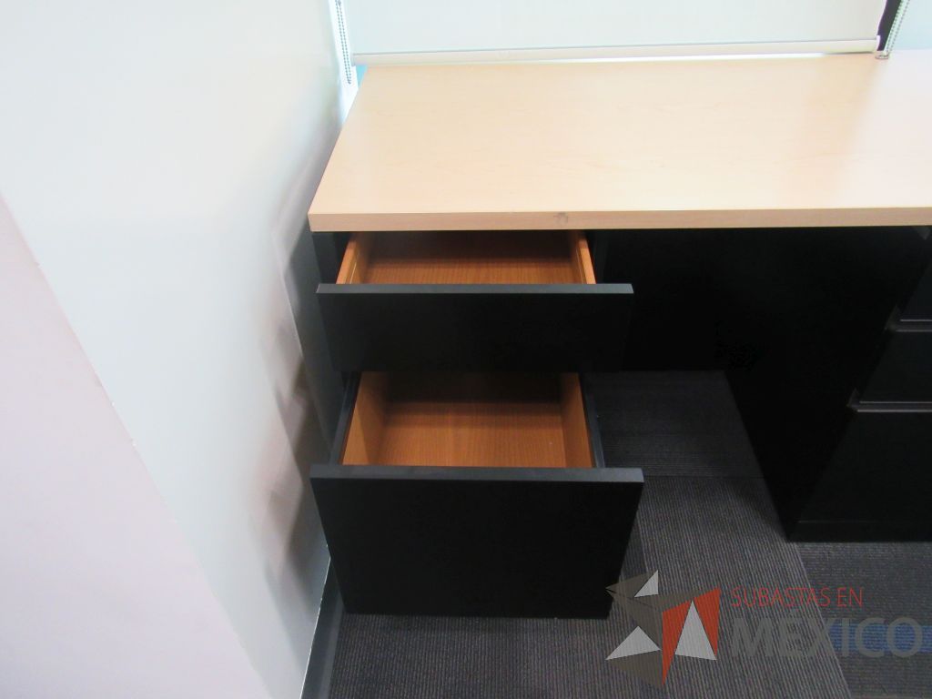 Lote 111 - Credenza con base tipo madera color negro, cubierta color beige y 6 cajones - Imagen 8