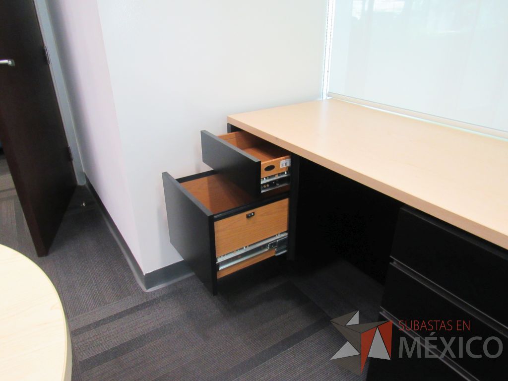 Lote 111 - Credenza con base tipo madera color negro, cubierta color beige y 6 cajones - Imagen 6