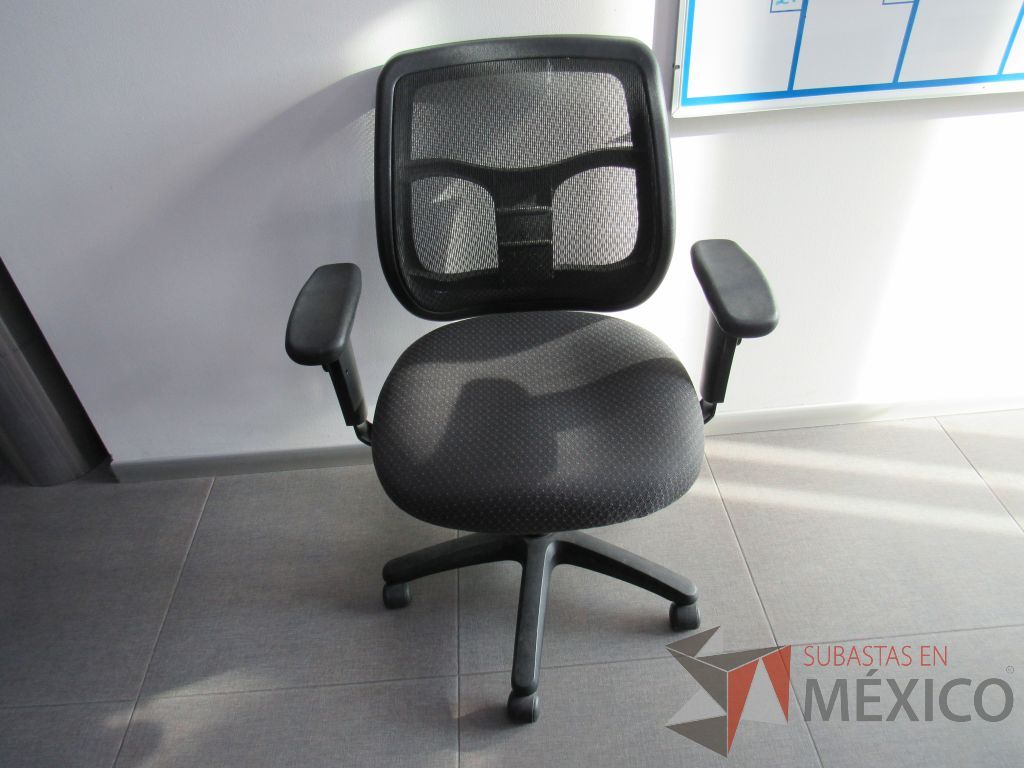 Lote 008 - 4 Sillas operativas con ruedas, descansabrazos, asiento en tela y respaldo en malla color negro. - Imagen 2
