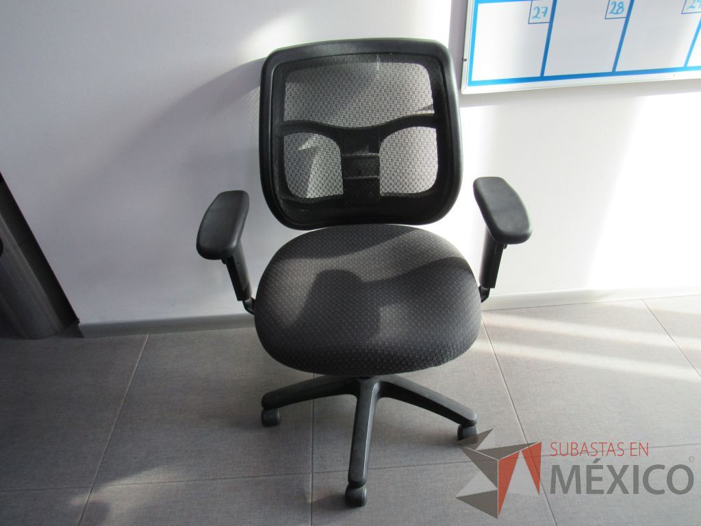 Lote 008 - 4 Sillas operativas con ruedas, descansabrazos, asiento en tela y respaldo en malla color negro.